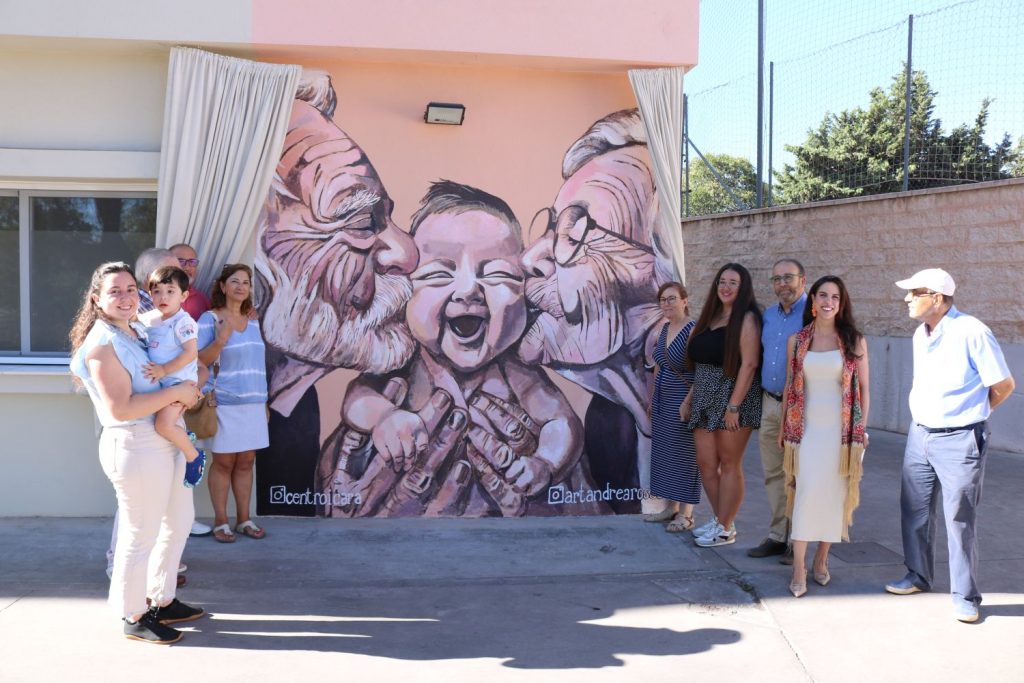 El Centro Ícara homenajea a los abuelos y abuelas de Atención Temprana con un mural de la artista Andrea Rosado