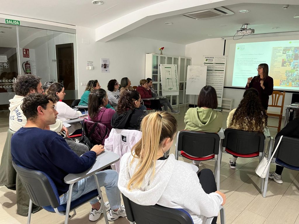 Profesionales de Fundación Asprodisisse forman en apoyos en vivienda con Clara Clos, de la entidad Pere Mitjans