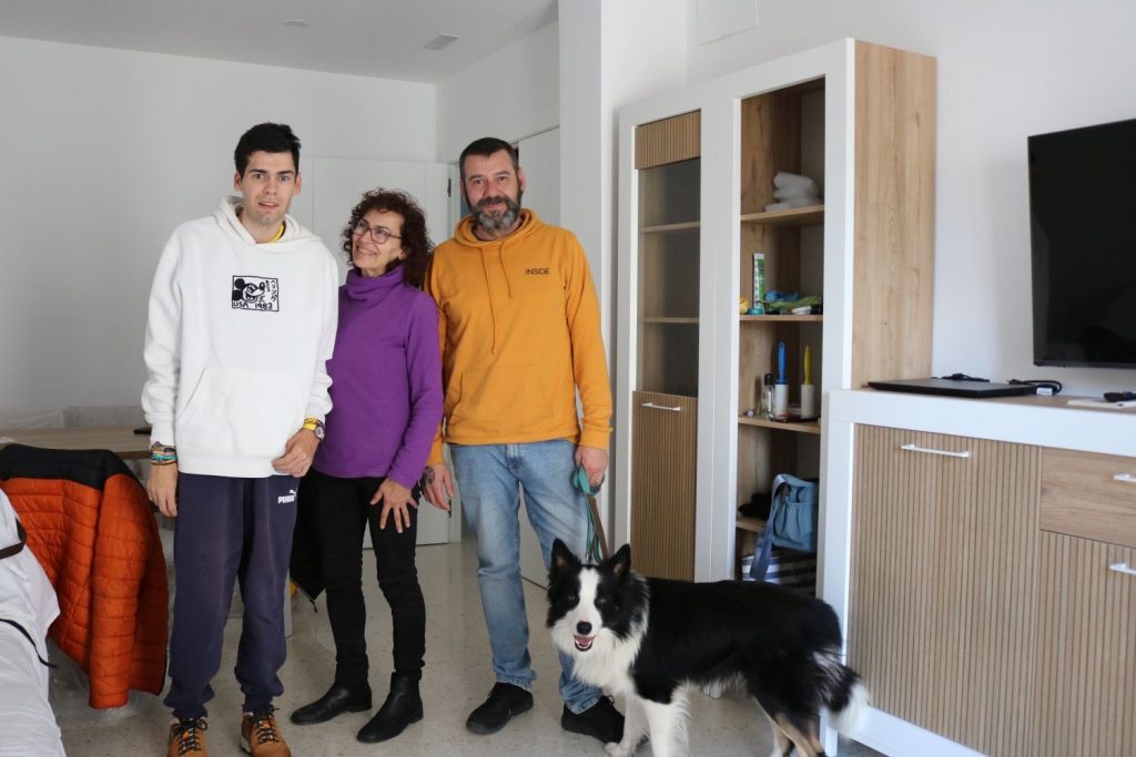 Cuando la emergencia obliga a dejar el hogar: el apoyo para acompañar a Javi, un joven con discapacidad intelectual evacuado de Benaoján