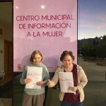 Isa y Belén ante el Centro Municipal de Información a la Mujer de Ronda
