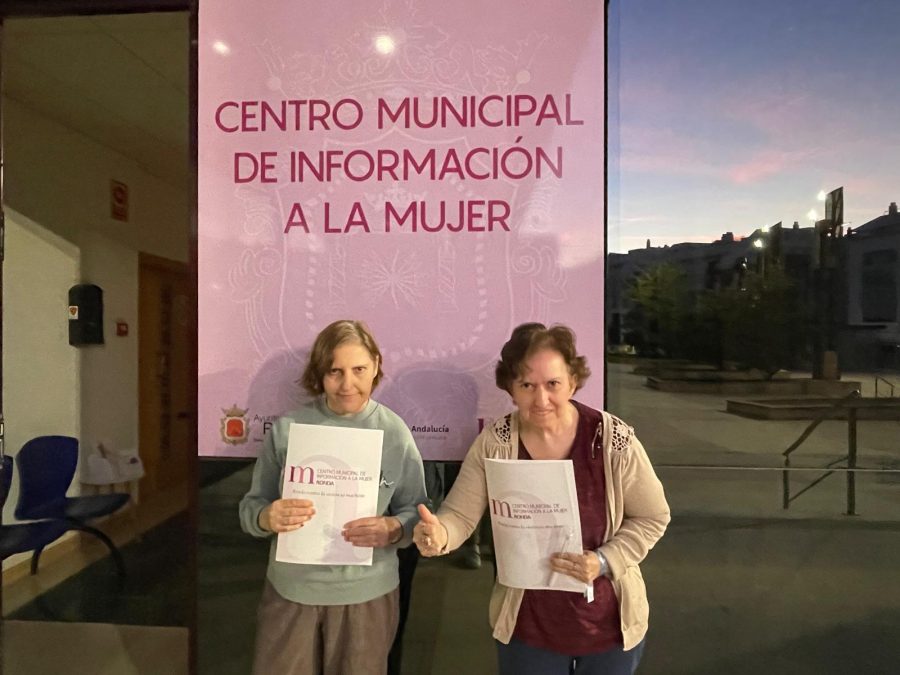 Isa y Belén ante el Centro Municipal de Información a la Mujer de Ronda
